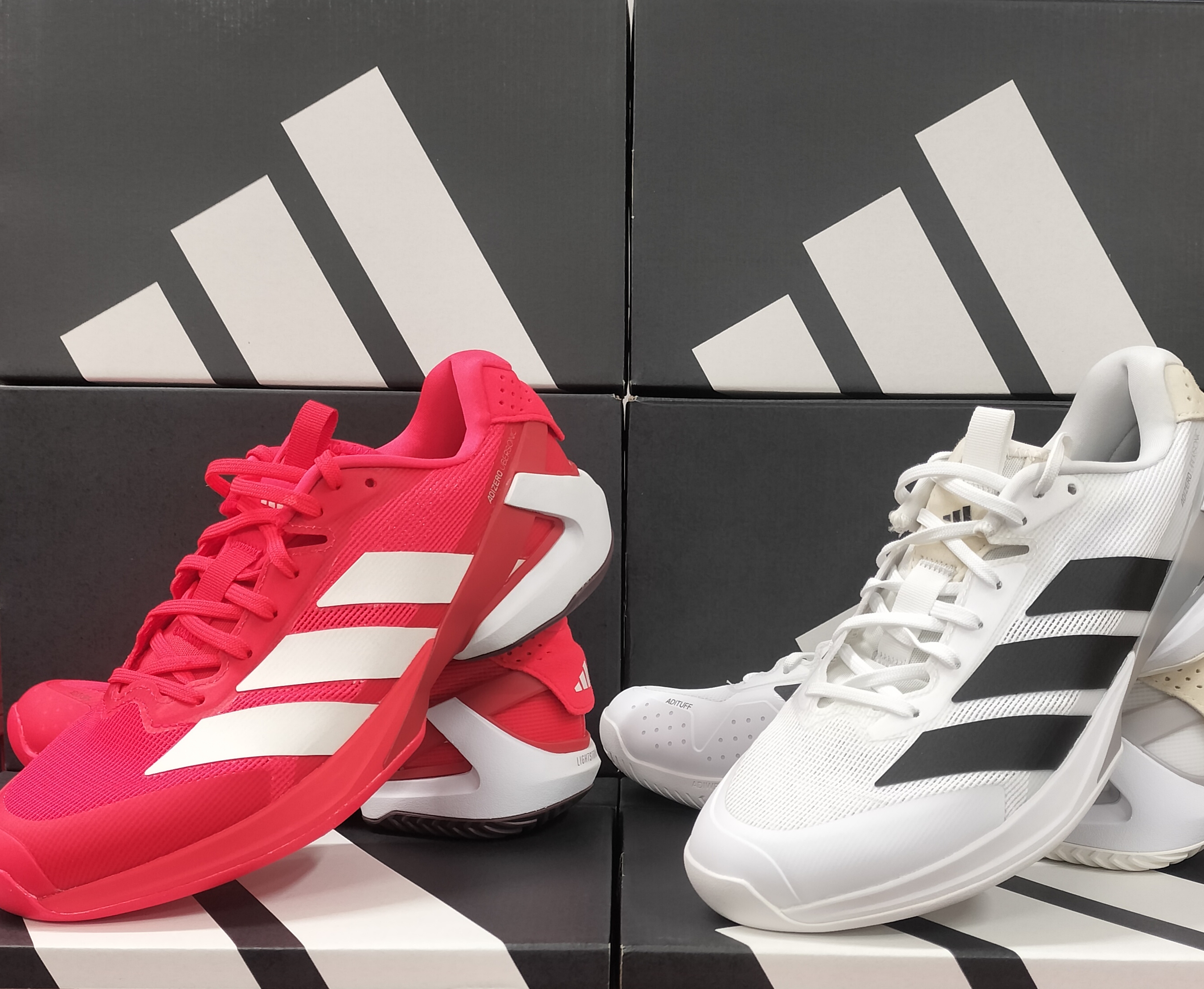 【赤or白 あなたはどっち？】アディゼロ　ウーバーソニック